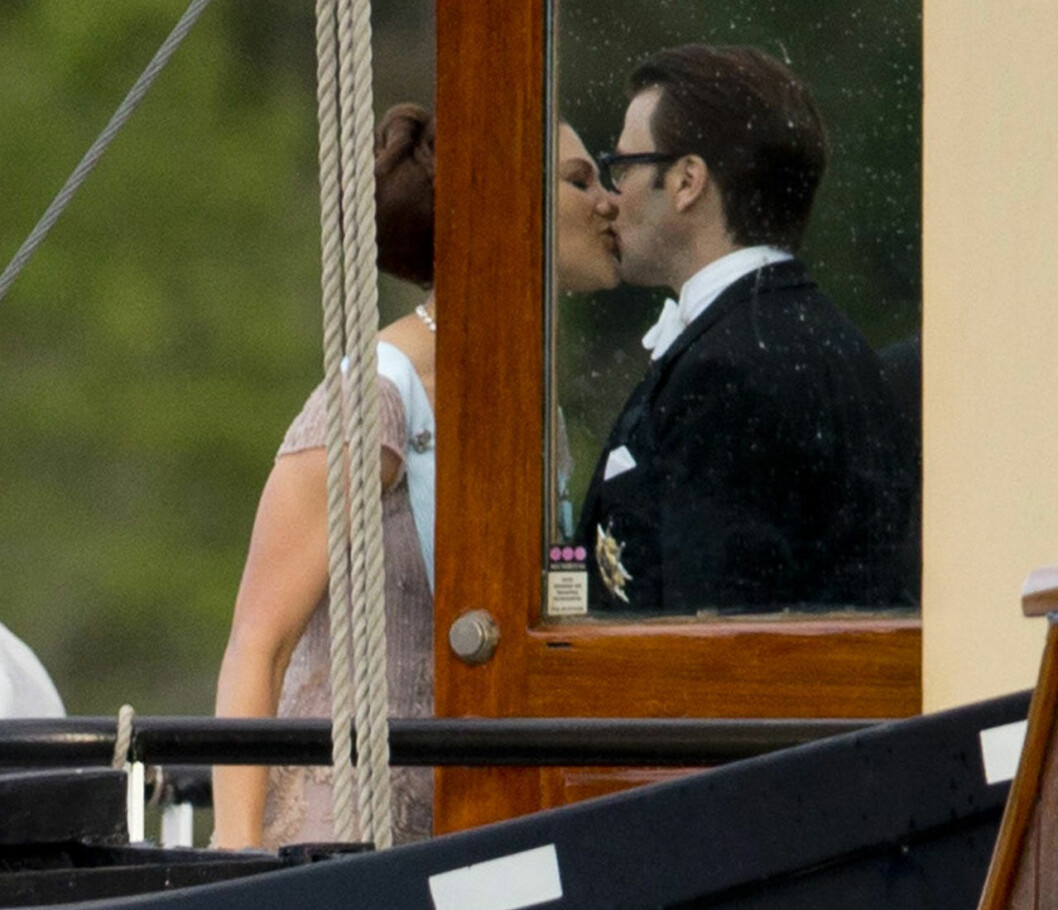 En kyss i smyg… Kronprinsessan Victoria kysser prins Daniel