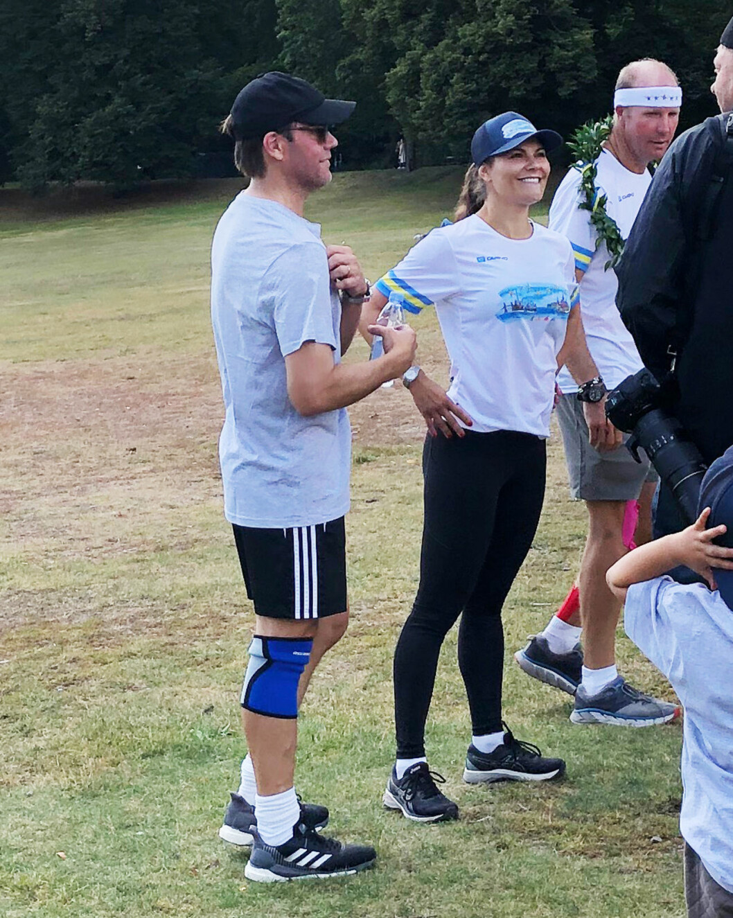 Daniel och Victoria i Hagaparken i söndags. Prins Daniel med knäskydd, kronprinsessan Victoria i träningskläder