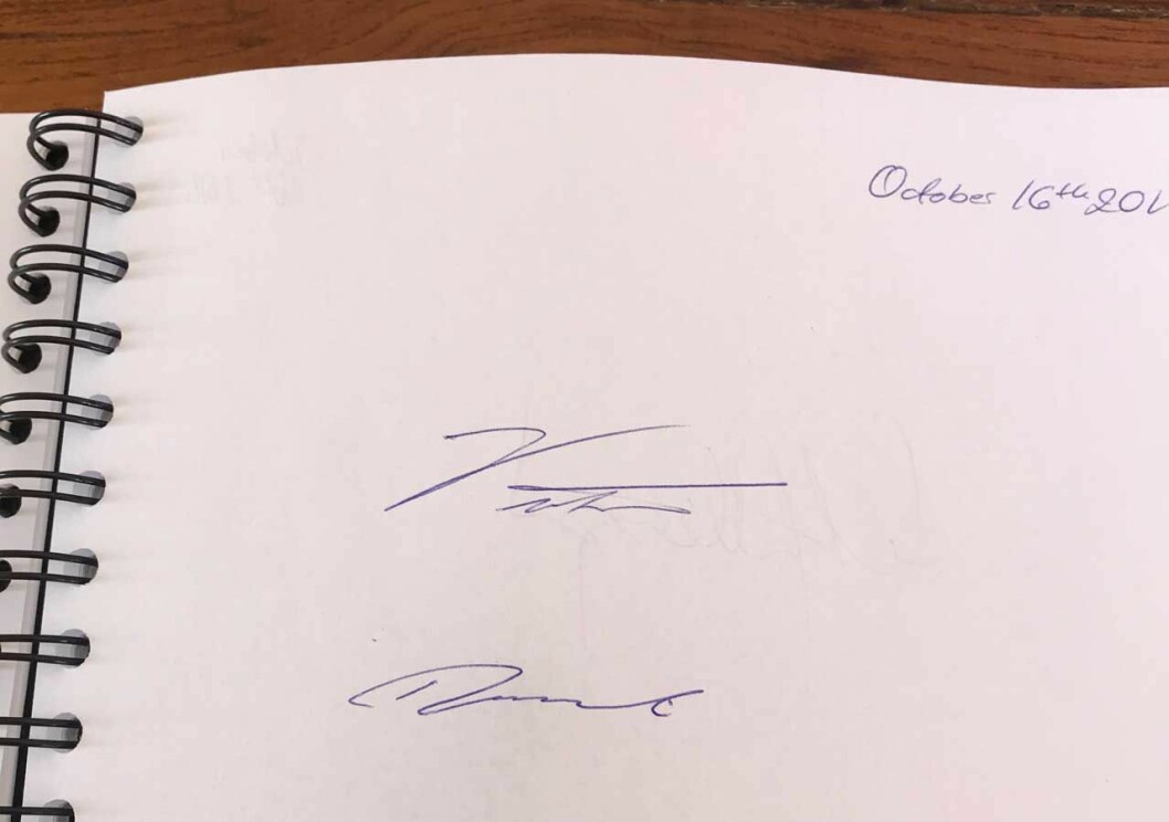 Kronprinsessan Victorias och prins Daniels namnteckningar i gästboken vid det ekumeniska centret som de besökte under besöket i Jordanien.