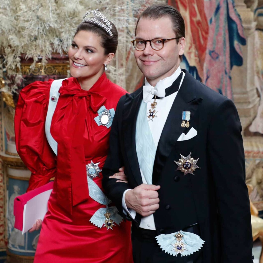 En Pär Engsheden säger ryktet… Kronprinsessan Victoria i röd klänning på kungens Nobelmiddag 2019.