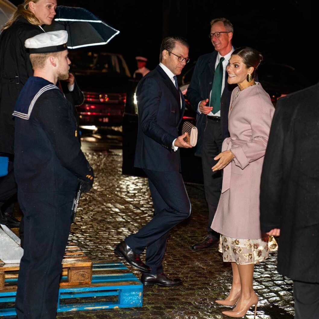 Victoria och Daniel på väg till kvällens middag på svenska residenset. Höll Victoria på att glömma handväskan? Daniel har den i alla fall i ett stadigt grepp! Kronprinsessan Victoria och prins Daniel på väg till en middag på svenska residenset i Köpenhamn.