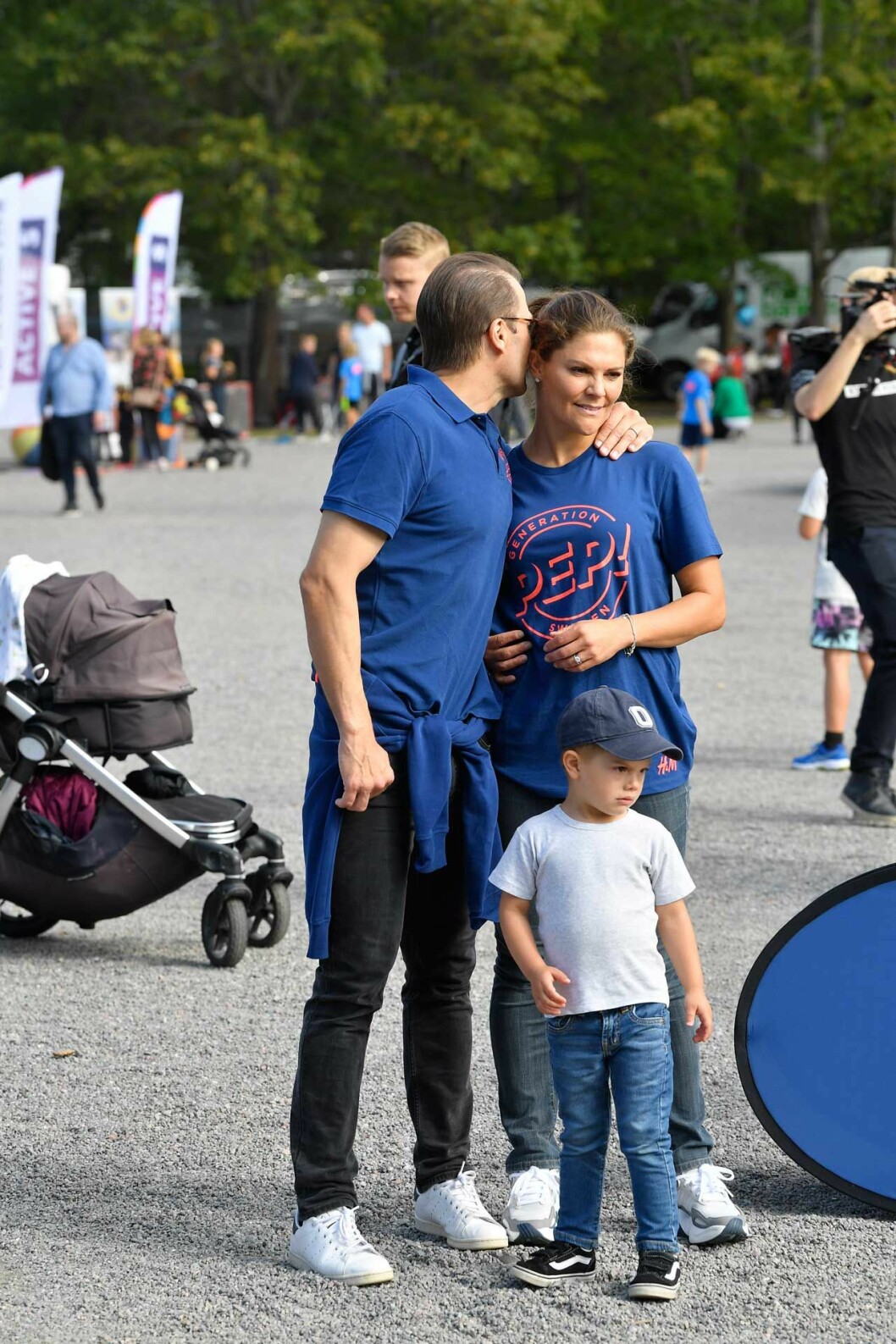 Prins Daniel och Victoria iförda sneakers från Adidas. Prins Oscar bär skor från Vans. Daniel Victoria Oscar