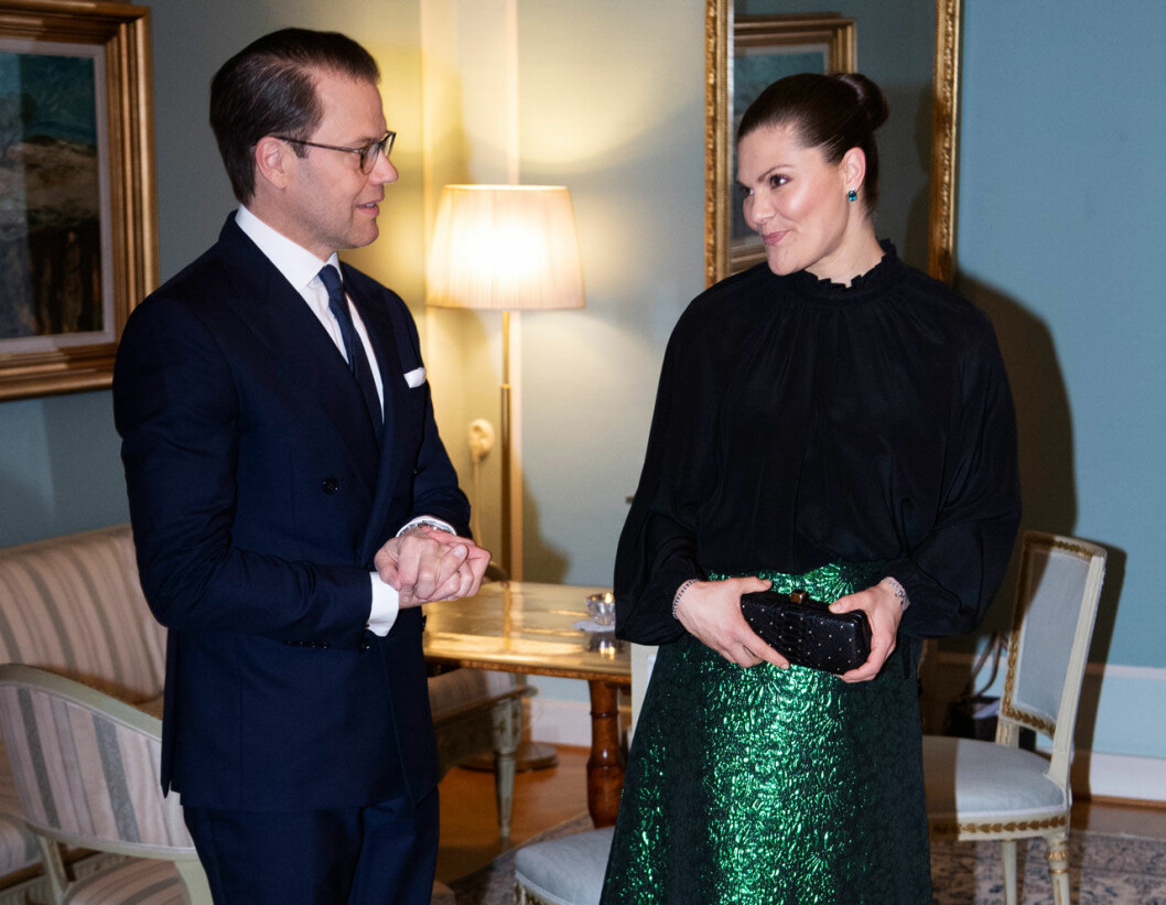 På middag hos Skånes landshövding. Ett exempel på Victorias och Daniels ordlösa kommunikation! Kronprinsessan Victoria och prins Daniel på middag hos Skånes landshövding.