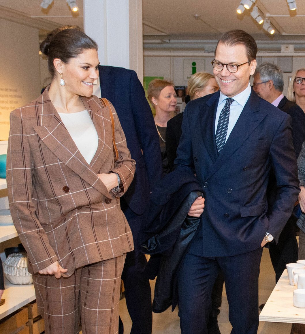 Den blicken! Kronprinsessan Victoria får en flörtig blick av prins Daniel.