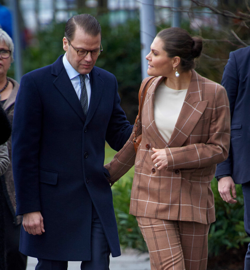 Victoria och Daniel – så samspelta. Kronprinsessan Victoria och prins Daniel med armarna om varandra.