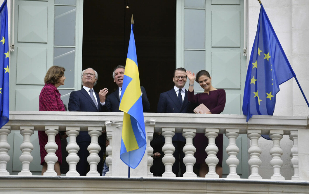 Victoria och Daniel vinkade från balkongen. Victoria och Daniel vinkade från balkongen.