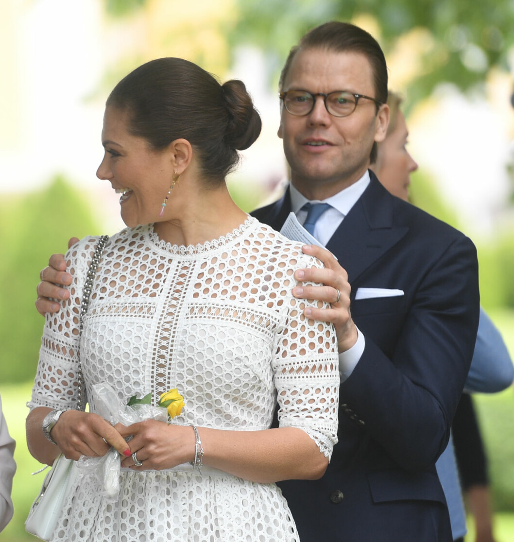 De har känt varandra i nitton år och varit gifta i tio. Kronprinsessan Victoria Prins Daniel Strömsholm