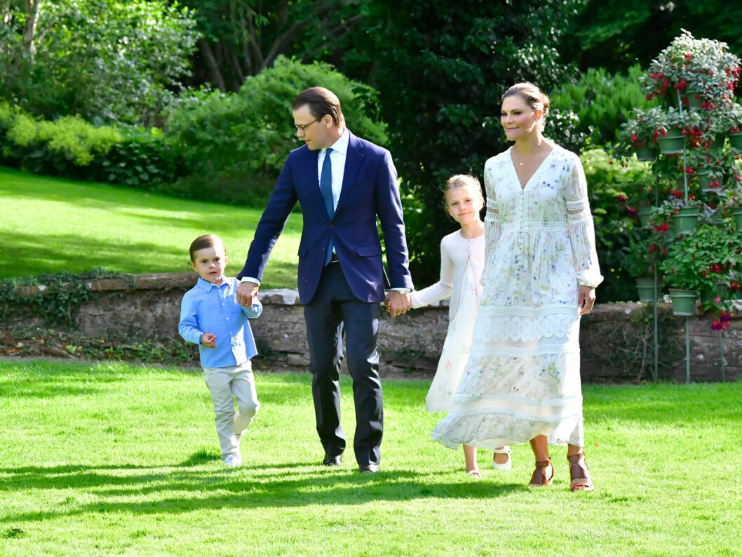 Hela familjen utanför Sollidens slott! Victoria Daniel Oscar Estelle Victoriadagen 2020