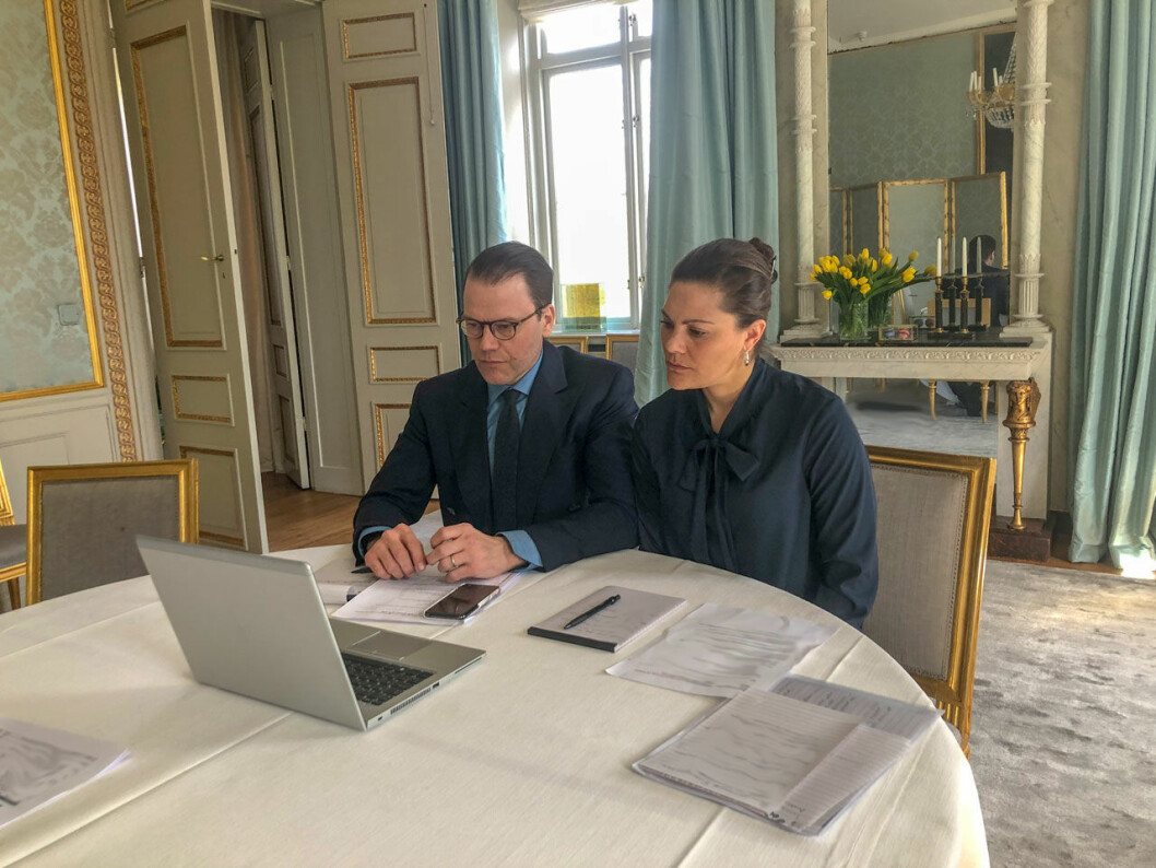 Victoria och Daniel framför datorn, en bild av deras nya kungliga vardag hemma på Haga slott. Victoria och Daniel har videomöte i matsalen på Haga slott.