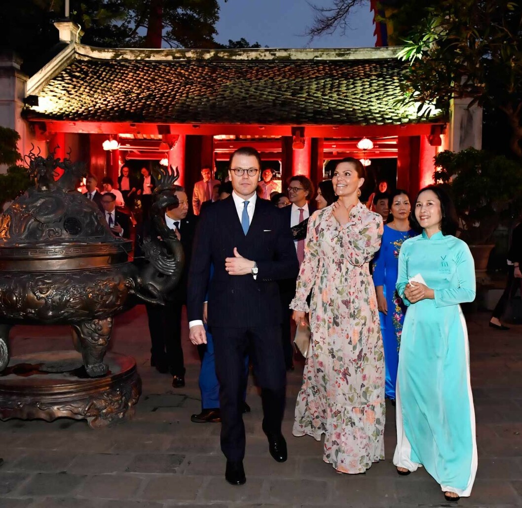 Kronprinsessan Victoria i Vietnam. Iförd Adriana Dress från By Malina. Mönstret heter Sandy Blooms. Victoria i By Malina i Vietnam