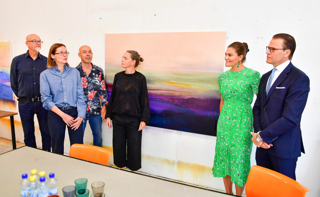 Kronprinsessparet med konstnärerna Olof Tällström och Ebba Matz samt Malvin Karlsson och Emma Hartman från Wip:sthlm. Kronprinsessan Victoria och prins Daniel besöker ateljéföreningen WIP-Sthlm