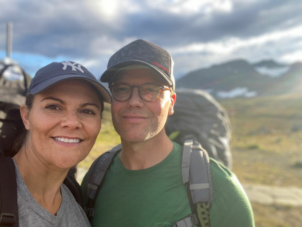 Två kungliga tältvandrare. Det blev b<span class title="Edited">åde en privat kärlekshelg – och ett sätt att lyfta fram den svenska naturen.</span> Kronprinsessan Victoria och prins Daniel på vandring i Jämtland