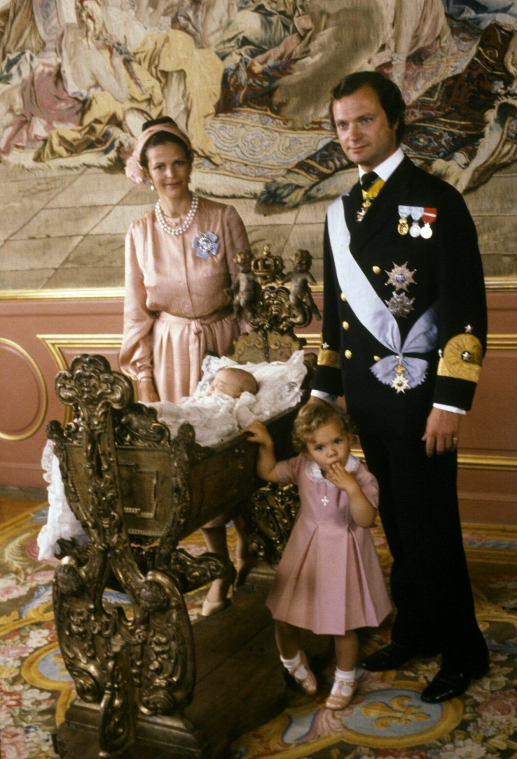 Carl Philip i tronföljarvaggan efter dopet 1979.
