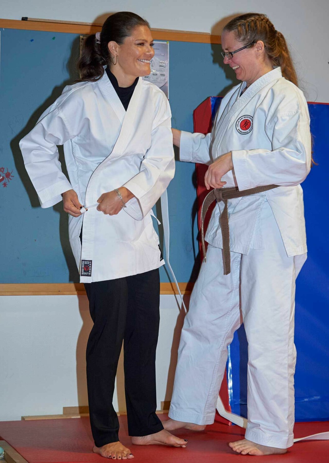 Kronprinsessan Victoria barfota. Hon får hjälp med karatedräkten på karateklubben Yujin-kai Shotokan i Ängelholm.