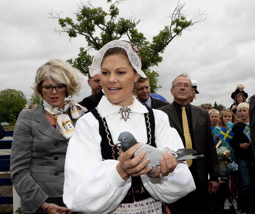 Kronprinsessan Victoria håller i en duva