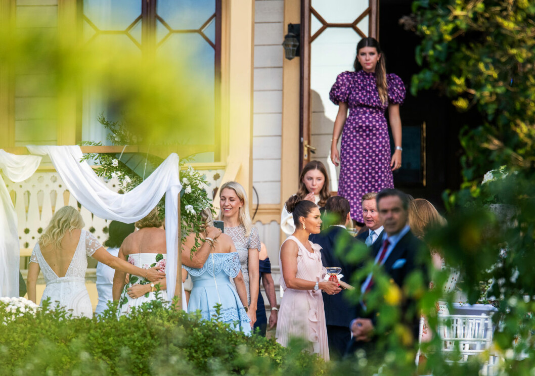 Victoria matchade sin H&M-klänning med väska från Elie Saab.