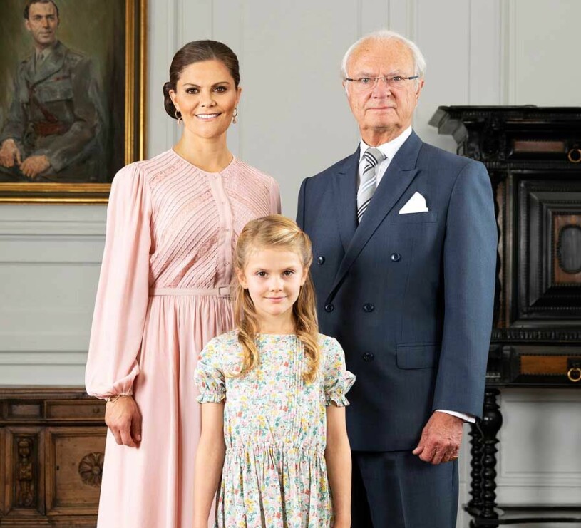 Trion det handlar om: Kungen, hans tronföljare Victoria och tronarvingen Estelle. Kungen Kronprinsessan Victoria Prinsessan Estelle