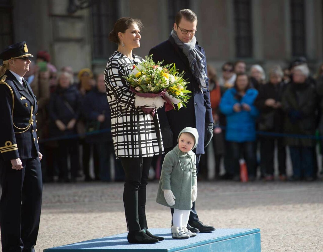 Ingen lätt match att få en tvååring att stå stilla så länge. Men Estelle slog alla med häpnad. 12 mars 2014 var prinsessan Estelle med första gången när kronprinsessan Victorias namnsdag firades på Stockholms slott.