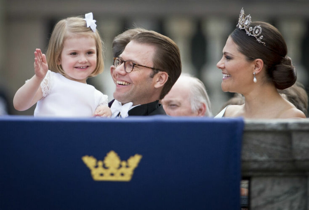 När Carl Philip och Sofia gifte sig var prinsessan Estelle brudnäbb. Victoria-Estelle-Ste