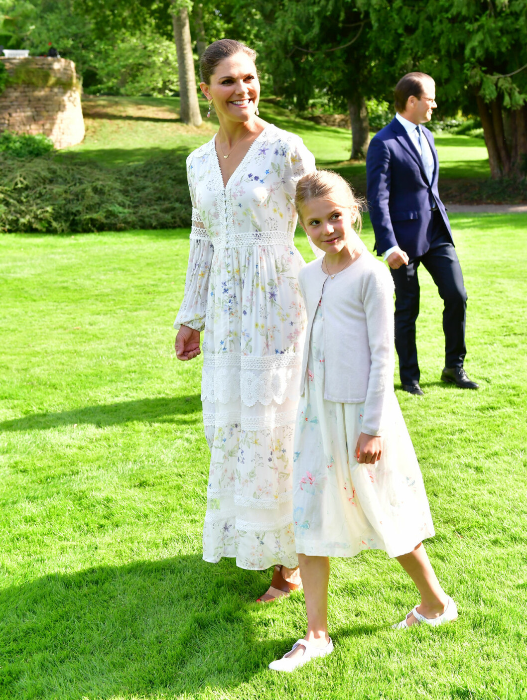 Nu fick Victoria och Estelle chansen att matcha varandra i vitt. Victoriadagen 2020: Victoria och Estelle.
