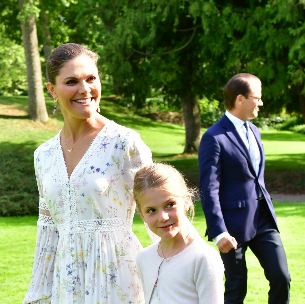 Prinsessan Estelle, lika söt som alltid! Victoriadagen 2020 - kronprinsessan Victoria och prinsessan Estelle.