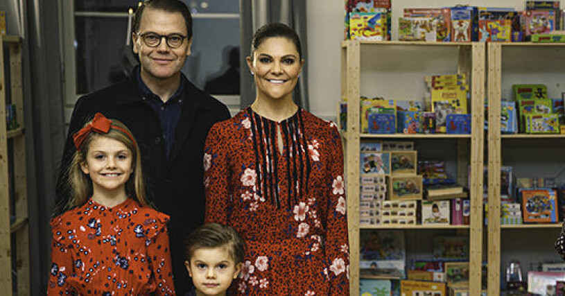 Kronprinsessan, Prins Daniel, Prinsessan Estelle och Prins Oscar besökte inför jul Stockholms stadsmission för att lämna julklappar till stadsmissionens julklappsinsamling. prinsessan Estelle, prins daniel prins oscar kronprinsessan victoria