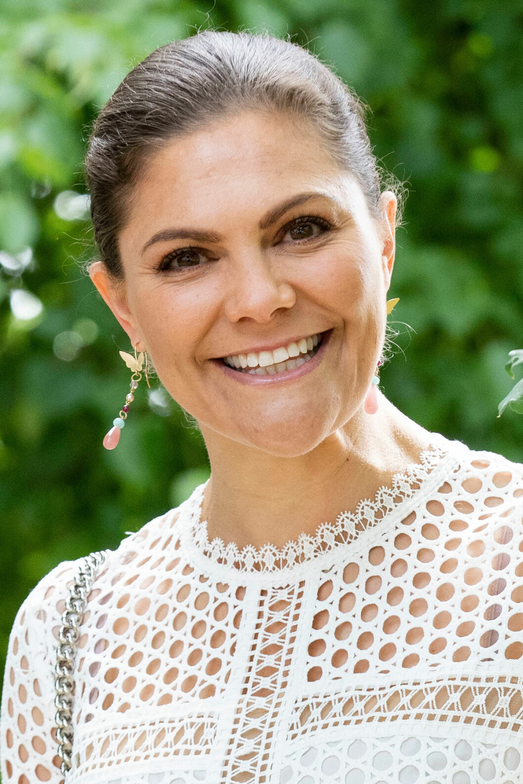 Kronprinsessan Victoria i örhängen med fjärilar.