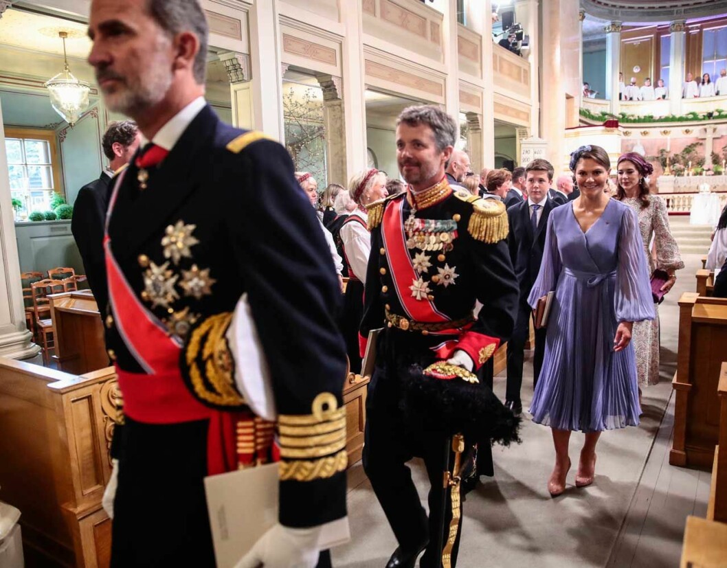 Spaniens kung Felipe, tätt följd av kronprins Frederik och kronprinsessan Victoria. Spaniens kung Felipe, tätt följd av kronprins Frederik och kronprinsessan Victoria vid Ingrid Alexandras konfirmation i Oslo.