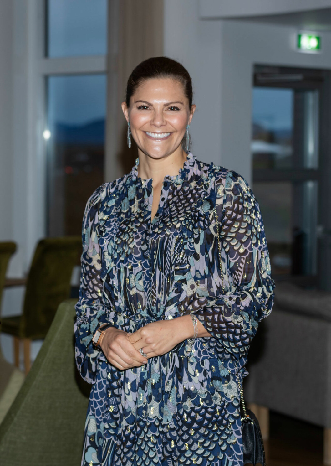 Som resans alla andra outfits gick den i havs- och glaciärblått. Kronprinsessan Victoria i en mönstrad sidenklänning i blått.