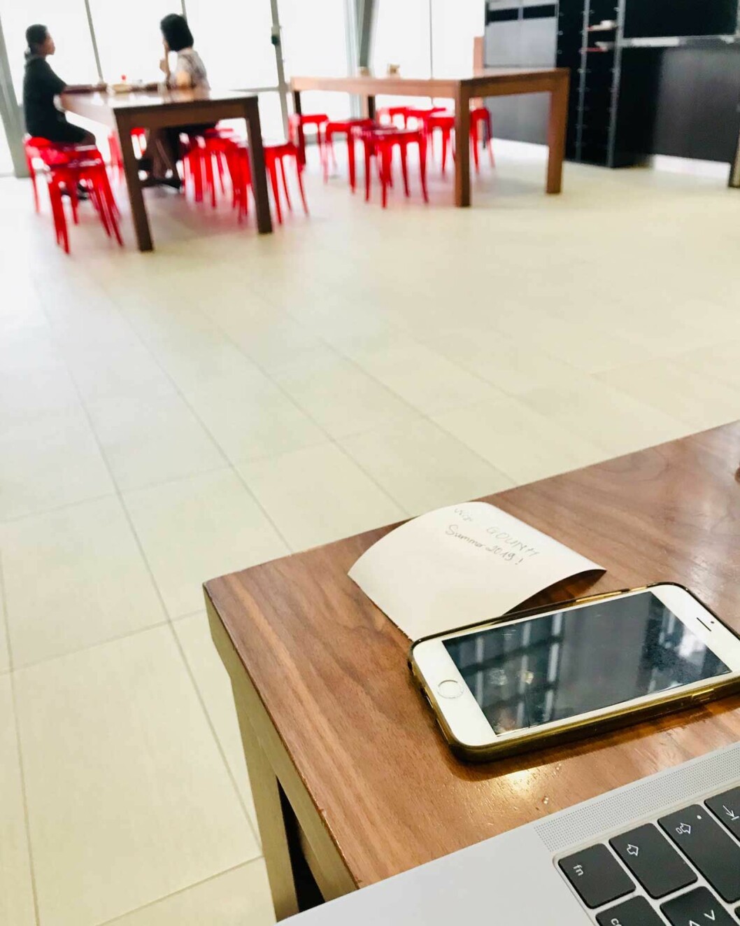 Äntligen lugn och ro att skriva. Trodde jag! Svensk Damtidnings reporter försöker skriva en artikel i restaurangen på FN-huset i Hanoi.