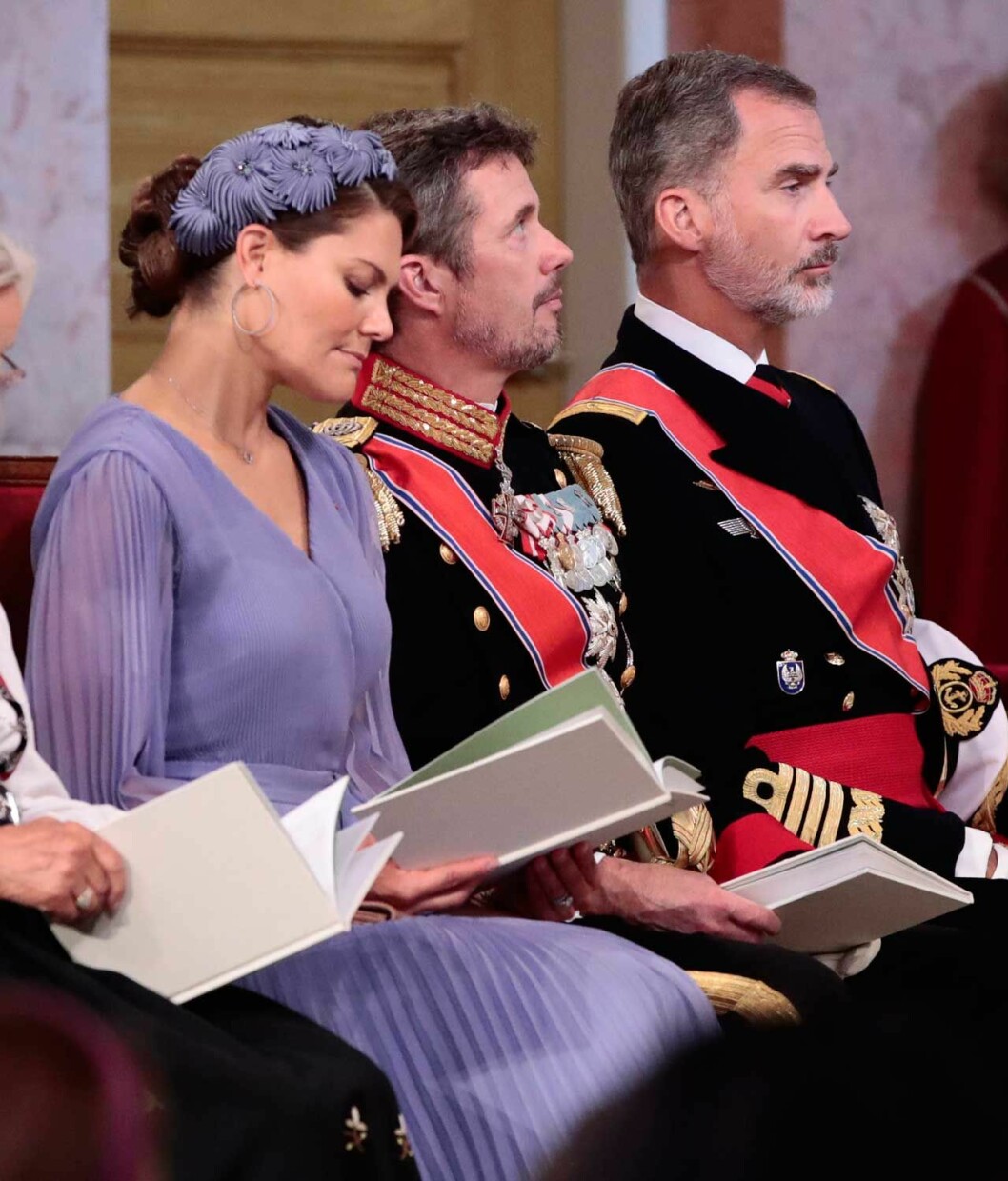 …och missa inte den vippiga coiffen! Till höger kronprins Frederik och kung Felipe. Kronprinsessan Victoria i klänning från Jennifer Blom. Här med kronprins Frederik och kung Felipe.