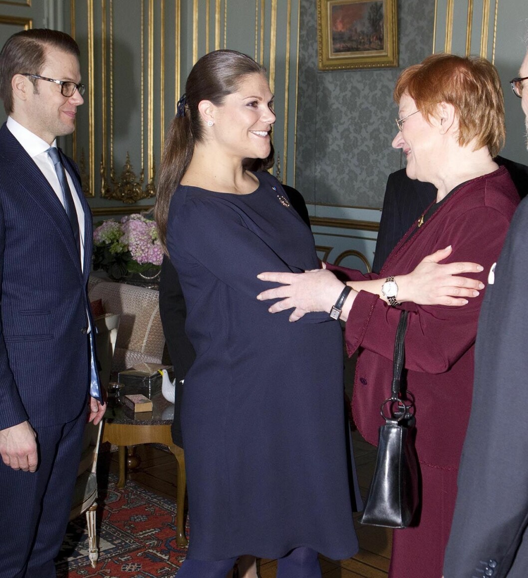 Victoria hälsar på Finlands dåvarande president Tarja Halonen vid en lunch på slottet, två dagar (!) innan Estelle föddes!