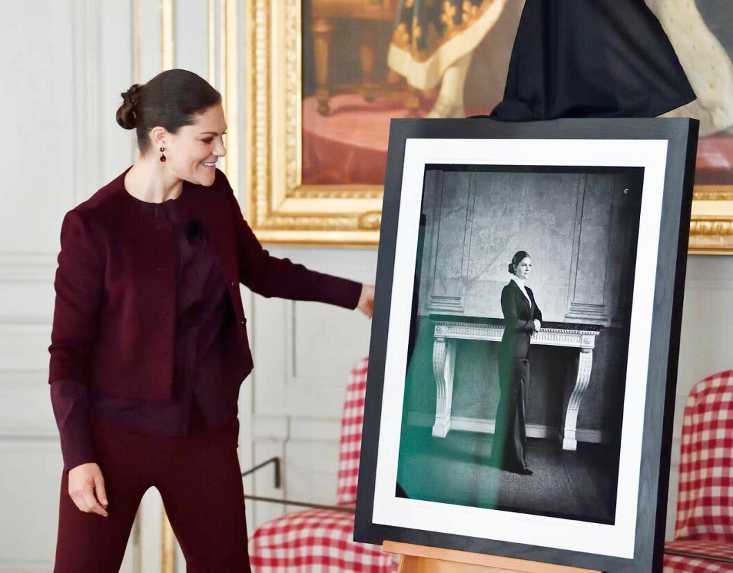 En kronprinsessa i världsklass! Kronprinsessan Victoria framför sitt 40-årsporträtt, taget av Thron Ullberg. Det hänger på Gripsholms slott.