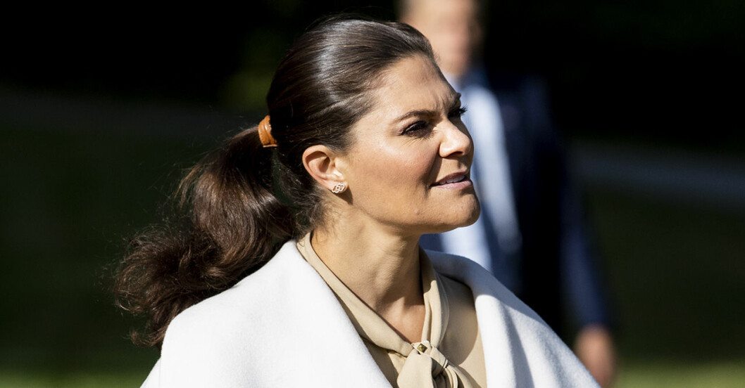 Kronprinsessan Victoria i tofs och trendig håraccessoar i läder under promenad med Daniel och kungaparet.