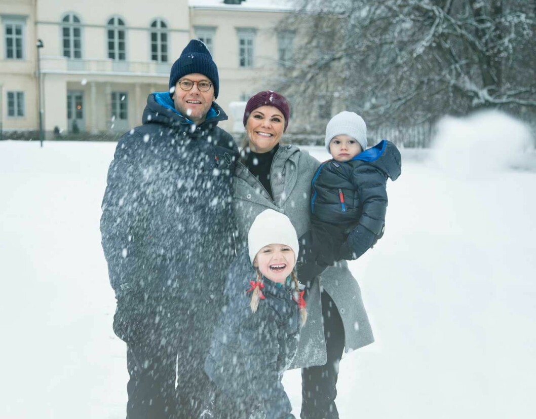 Snart julmys på Haga. Kronprinsessan Victoria och prins Daniel med prinsessan Estelle och prins Oscar framför Haga slott.