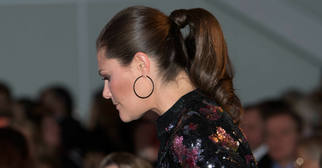 Victoria i hästsvans och hoops från Ebba Brahe Jewellery. Kronprinsessan Victoria i hästsvans