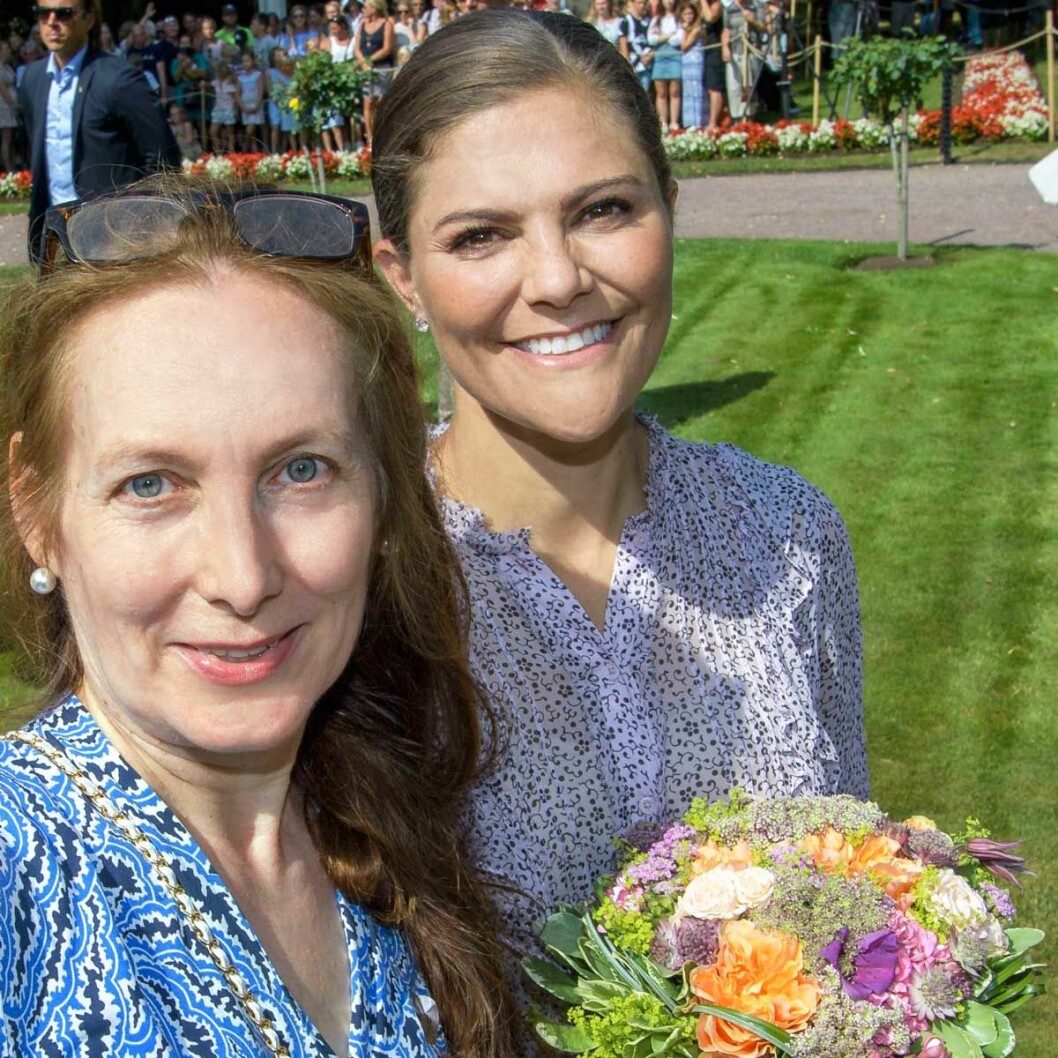 – Den matchar klänningen! Svensk Damtidnings födelsedagsbukett gick hem hos både Victoria och Estelle. – Den matchar klänningen! Svensk Damtidnings födelsedagsbukett gick hem hos både Victoria och Estelle.