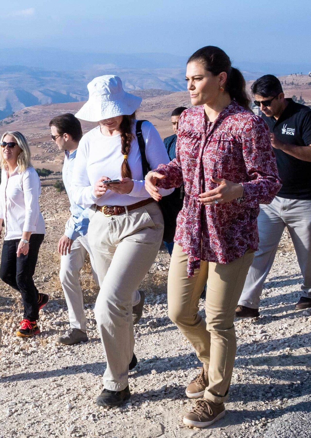 Svensk Damtidning fick en pratstund. Svensk Damtidnings reporter Helena Wiklund fick en pratstund med kronprinsessan Victoria under vandringen på Jordan Trail i Jordanien.