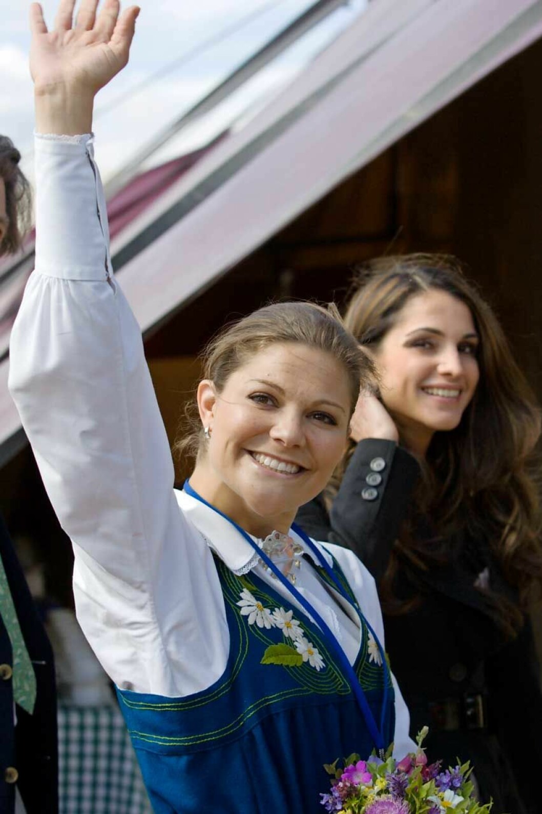 Kronprinsessan Victoria vinkar i folkdräkt