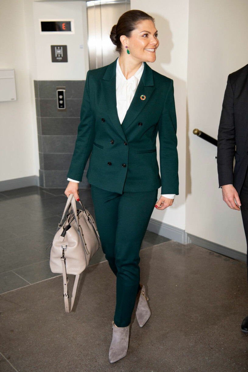 Kronprinsessans nya look. Victoria i grön kostym