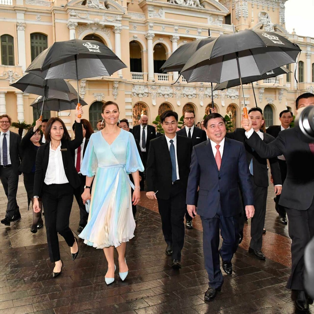 Kronprinsessan Victoria i specialuppsydd klänning från Jennifer Blom. Victoria i Jennifer Blom