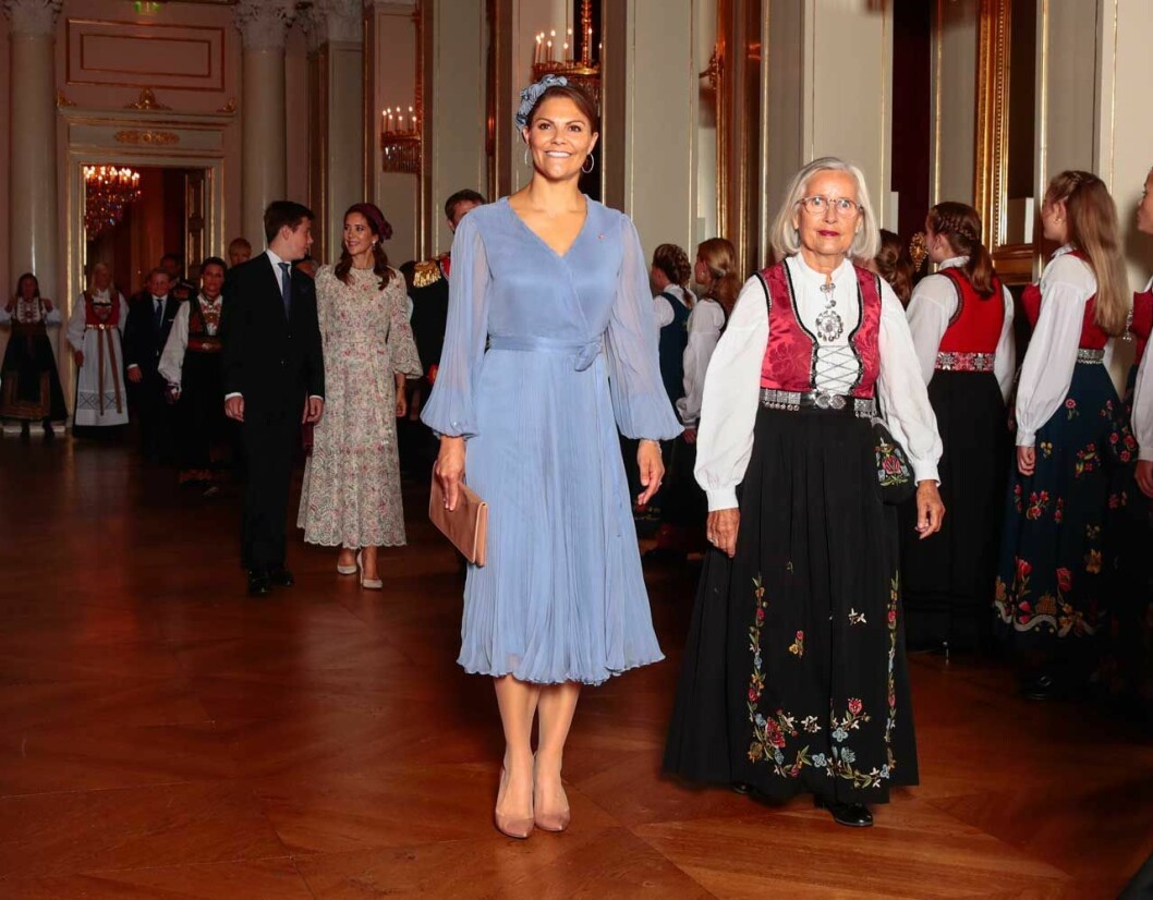 Kronprinsessan Victoria i klänning från Jennifer Blom. Victoria 2019