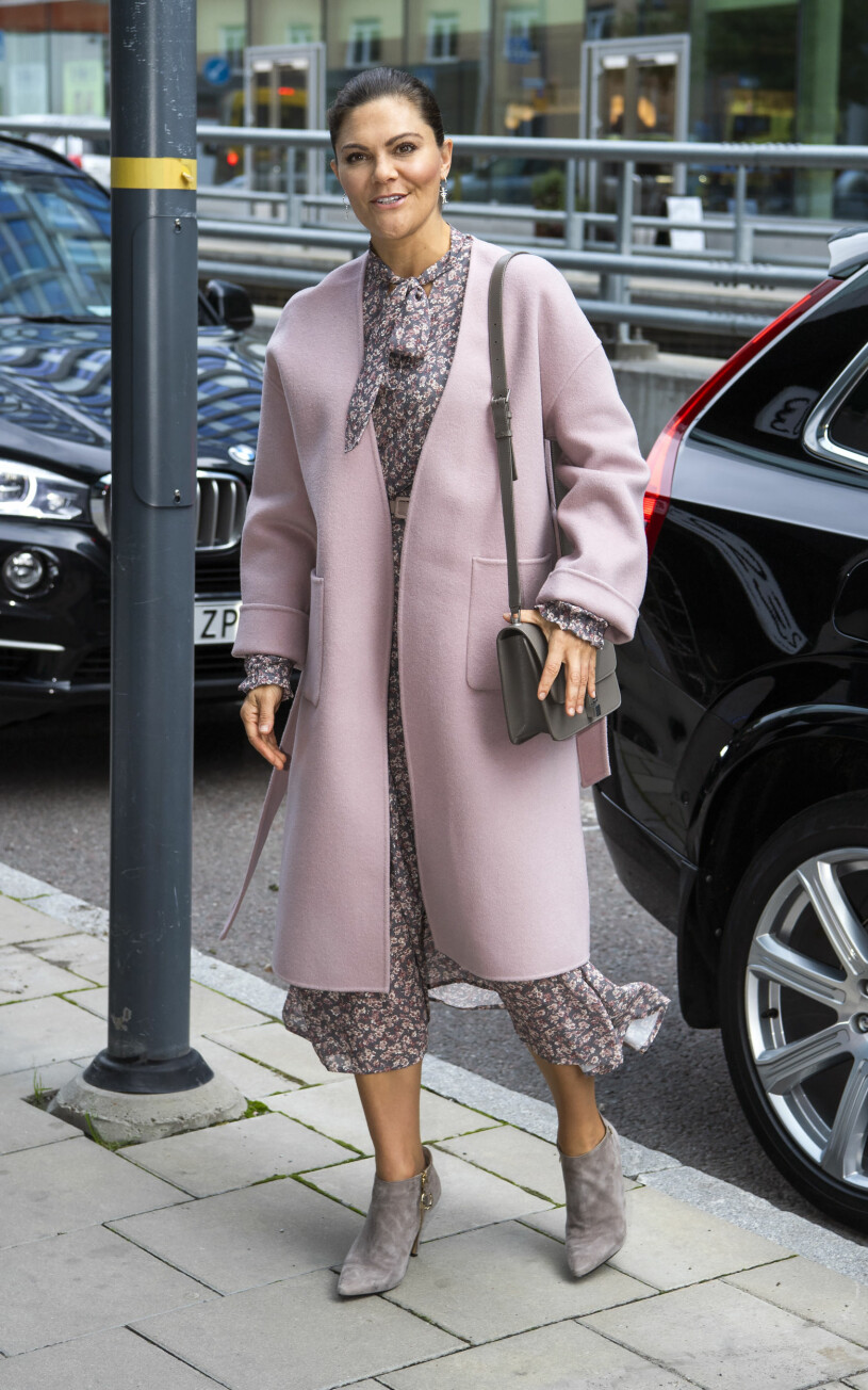 Victoria i kappa från Andiata, boots från af Klingberg och väska från Saint Laurent.