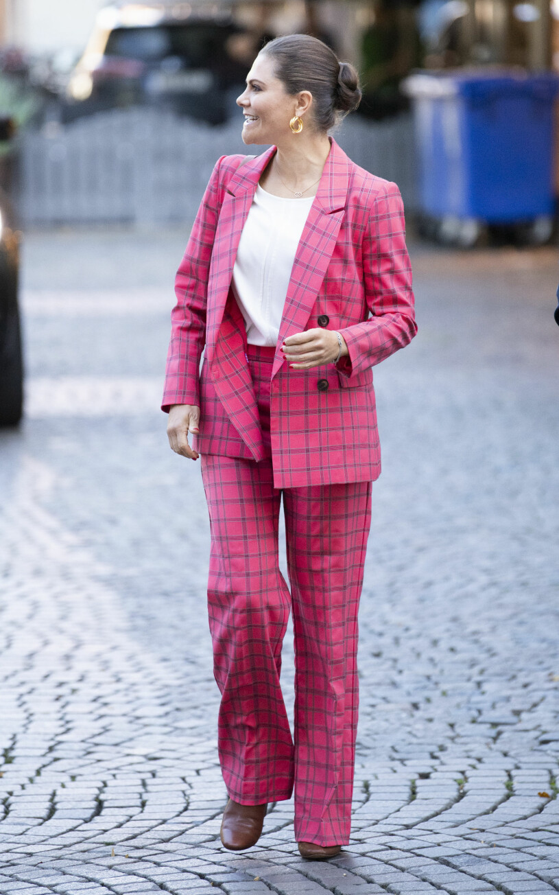 Kronprinsessan i sin tidigare styling – kostym från By Malina, väska från Little Liffner och boots från Ralph Lauren. Victoria i kostym