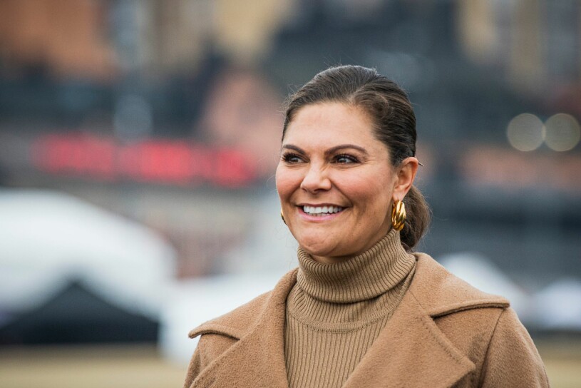 Victoria i ribbad polotröja och kappa från Max Mara.