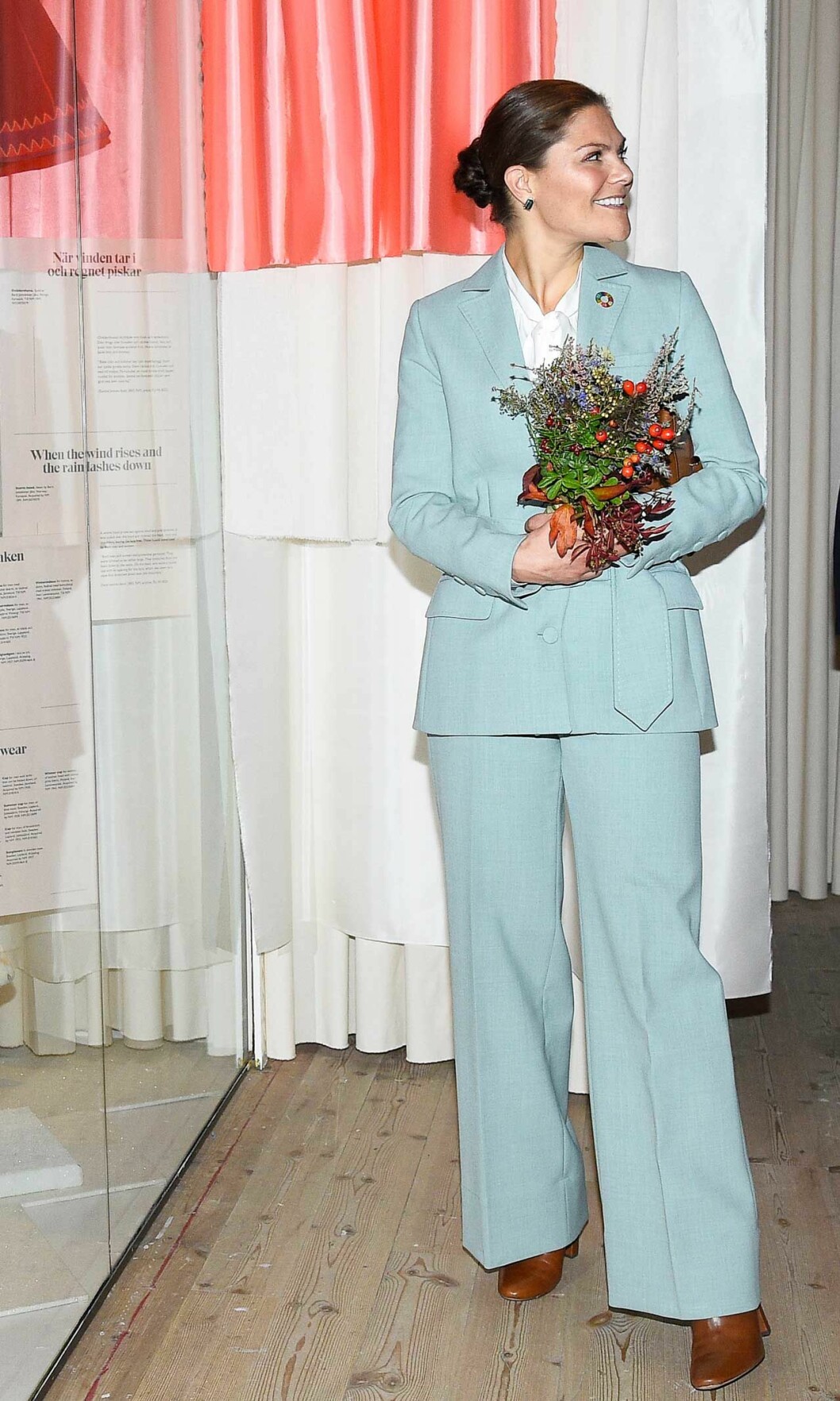 Victoria i nya bruna boots från Ralph Lauren. Credit: The Royals and I. Victoria