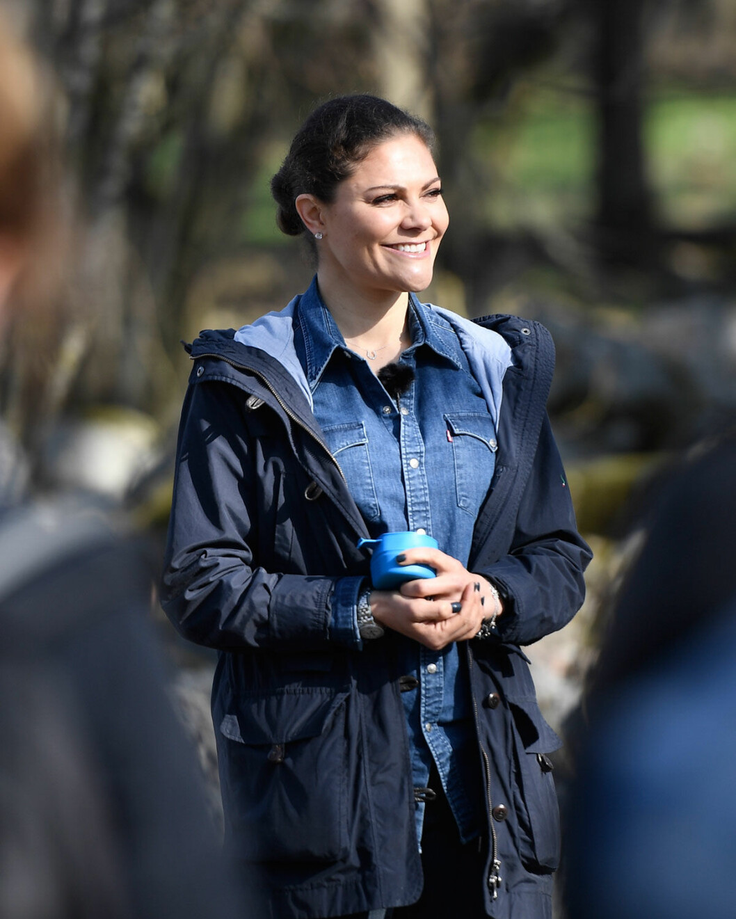 Kronprinsessan Victoria i jeansskjorta och blå jacka.