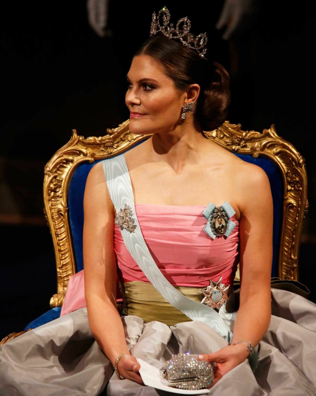 Kronprinsessan Victoria bär prinsessan Sibyllas diadem, briljantörhängen och en briljantbrosch
