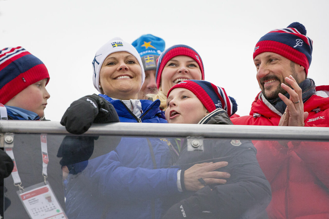Victoria kramar om Ingrid Alexandra 2015. Victoria och Ingrid Alexandra