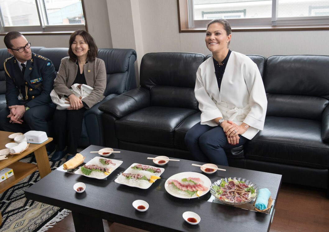 Här är en som älskar sushi… Kronprinsessan Victoria i Tokyo.